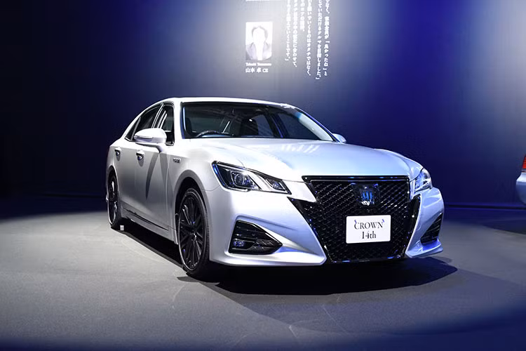 Corolla là một từ được các nhà thực vật học sử dụng, chúng có nghĩa là "những cánh hoa". Tuy nhiên, trong tiếng Latin, Corolla có nghĩa là "vương miện nhỏ". Kể từ khi Toyota sản xuất mẫu sedan Crown thì Corolla chính là vương miện nhỏ của hãng.