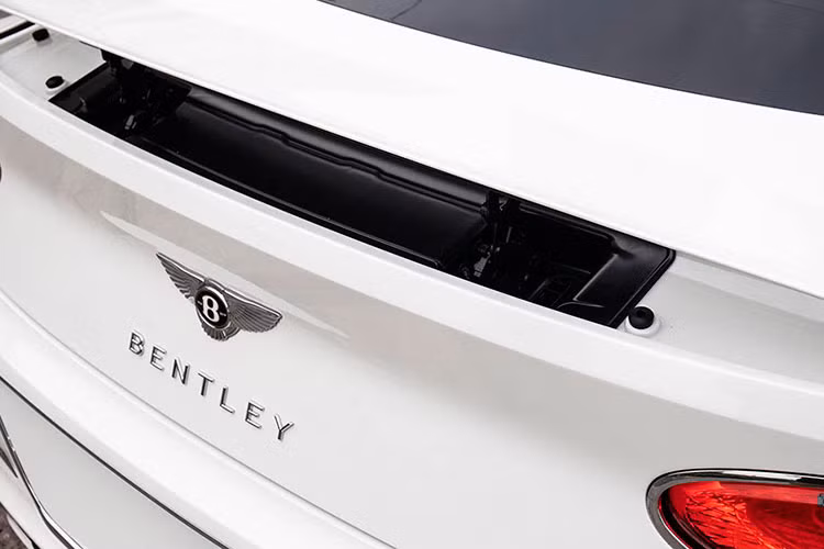 Để giúp cho ngoại thất chiếc Coupe siêu sang Bentley Continental GT thế hệ mới duy nhất thuộc bản Legendary Edition xuất hiện tại Việt Nam, đơn vị chính hãng chọn cho xe các chi tiết như viền cửa, viền đèn pha đèn hậu, hay các thanh nẹp bên hông và đuôi xe vốn được mạ crôm sáng bóng nay chuyển sang màu đen bóng để tăng sự tương phản cho ngoại hình xe. 