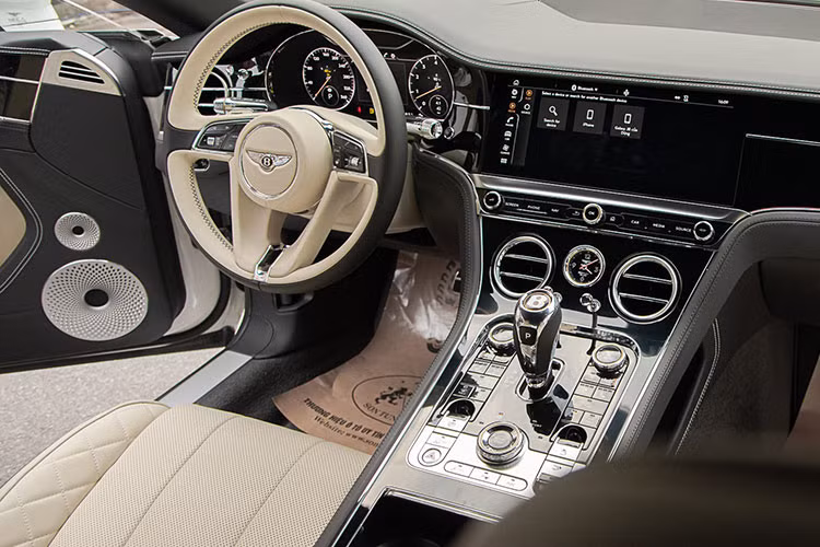Các tính năng nổi bật khác trong nội thất của Bentley Continental GT siêu sang bao gồm cụm đồng hồ kỹ thuật số, màn hình xoay Rotating Display do Bentley phát triển tích hợp màn hình cảm ứng 12,3 inch là tính năng tùy chọn cũng được trang bị trên chiếc Continental GT V8 này.