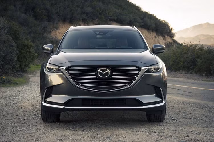 Giá xe Mazda CX-9 2020 Sport khởi điểm ở mức 33.790 USD (811 triệu đồng) với bản FWD và 35.690 USD (857 triệu đồng) cho bản AWD. Phiên bản Touring với các trang bị như màn hình giải trí 9 inch kết nối Apple CarPlay và Android Auto, ghế bọc da cao cấp, ghế chỉnh điện, hàng ghế thứ 2 có ngả... có giá lần lượt là 35.610 USD (855 triệu đồng) và 37.510 (900 triệu đồng).