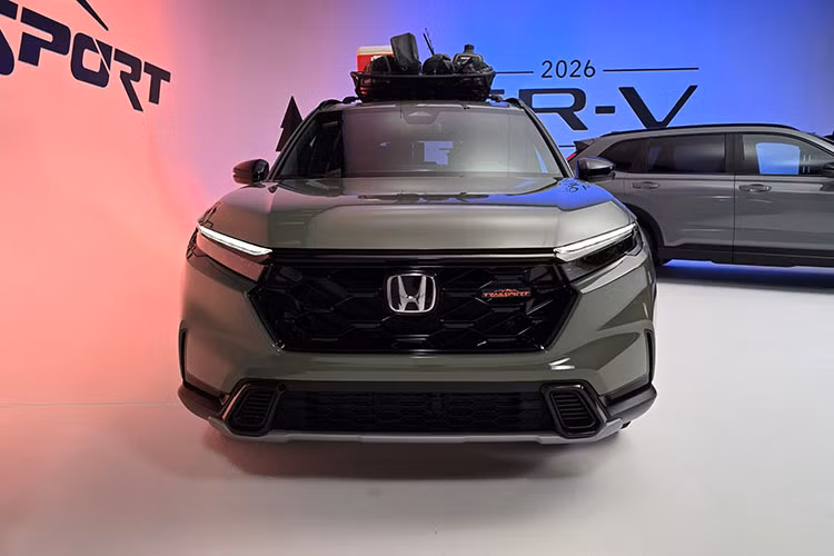 Logo TrailSport nổi bật với viền màu cam. Ngoài ra, mẫu xe SUV Honda CR-V TrailSport 2026 cũng sở hữu bộ mâm hợp kim 18 inch sơn xám Shark Gray kết hợp lốp địa hình Continental CrossContact ATR – chi tiết mang đậm chất việt dã.