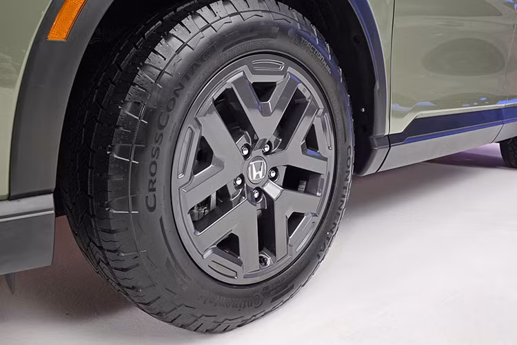 Phiên bản đặc biệt này sở hữu màu sơn Ash Green Metallic. Đây từng là đặc quyền của mẫu Passport, nay cũng được bổ sung cho CR-V TrailSport, góp phần tạo điểm nhấn khác biệt về mặt thị giác. Tuy nhiên, dù mang dáng dấp của một mẫu SUV việt dã nhưng CR-V TrailSport 2026 lại thiếu những trang bị kỹ thuật thiết yếu để thực sự trở thành một mẫu xe off-road.