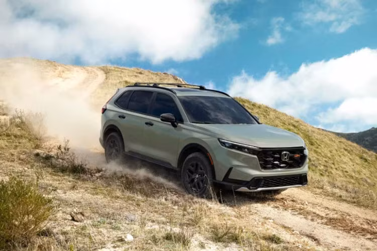 Xe sẽ chính thức có mặt tại các đại lý Mỹ vào năm nay, với mức giá xe Honda CR-V TrailSport Hybrid 2026 cụ thể sẽ được công bố trong thời gian tới. Tuy nhiên, có thể dự đoán mức giá của TrailSport sẽ nằm giữa bản EX-L và Sport Touring Hybrid, nhắm đến nhóm khách hàng đề cao ngoại hình thể thao và cảm giác phiêu lưu trong khuôn khổ đô thị.