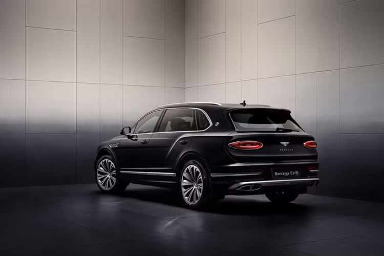Thay vào đó, khách hàng có thể chọn giữa động cơ V8 hoặc bản hybrid V6. Tuy nhiên, phiên bản hybrid lại thiếu hệ thống đánh lái bánh sau như các mô hình chạy xăng thuần.