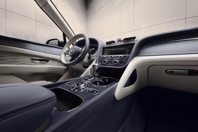 Xe còn được trang bị các chi tiết hai tông màu mang lại không gian tăng tính tế mà vẫn giữ được sự trang nhã. Một điểm đáng khen ngợi là Bentley vẫn duy trì nhiều nút bấm vật lý thay vì chỉ dựa vào màn hình cảm ứng, mang lại cảm giác trực quan và dễ sử dụng hơn.