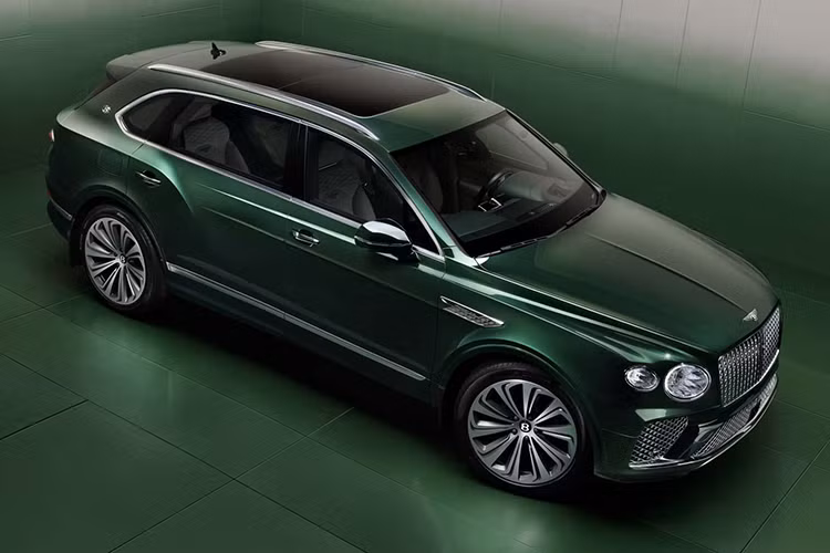 Bentley Bentayga đang tiến tới cột mốc kỷ niệm 10 năm kể từ khi ra mắt lần đầu tại Triển lãm Ô tô Frankfurt vào tháng 9/2015. Mặc dù vẫn ở thế hệ đầu tiên, Bentley Bentayga siêu sang đã trải qua một lần nâng cấp vào năm 2020. Tuy nhiên, sự thay đổi không quá rõ rệt, chỉ những người hâm mộ Bentley mới dễ nhận ra.