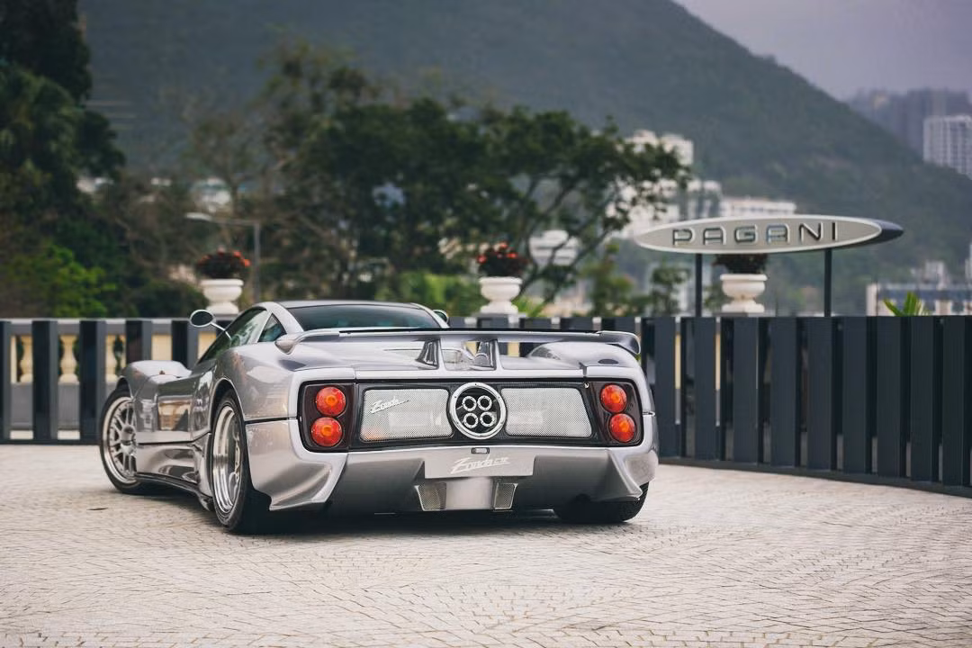 Nguyên mẫu của 1 chiếc Pagani Zonda S mang màu sơn bạc. Ngoài a, tại đây còn xuất hiện 5 chiếc Pagani Zonda Tricolore chỉ có 3 chiếc được sản xuất mang màu xanh carbo và Zonda Uno màu xanh ngọc cực hiếm.