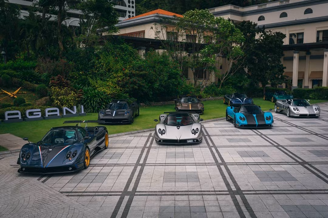 Đội hình 4 chiếc Pagani Zonda xếp hàng trước và 4 chiếc Pagani Huayra xếp phía sau. Đáng chú ý là chiếc Pagani Huayra Coupe mang màu sơn vô cùng độc đáo là xanh lam rất cá tính. Trên thế giới chỉ có 100 chiếc Pagani Huayra Coupe được sản xuất