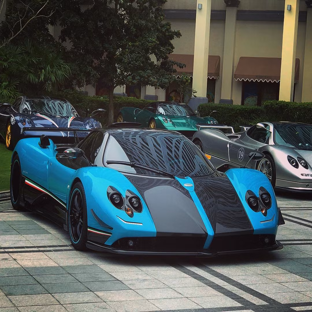 Nếu ai đó chê 3 chiếc Pagani Zonda Tricolore là sản xuất quá nhiều, đại gia Hồng Kông hiện đang sở hữu 1 chiếc Zonda hàng thửa mang tên gọi đầy đủ là Pagani Zonda Uno. Chiếc xe này vốn do đội thiết kế Pagani Tricolore thực hiện vào tháng 5/2010 cho một thành viên của gia đình hoàng tộc Al-Thani đến từ Qatar.