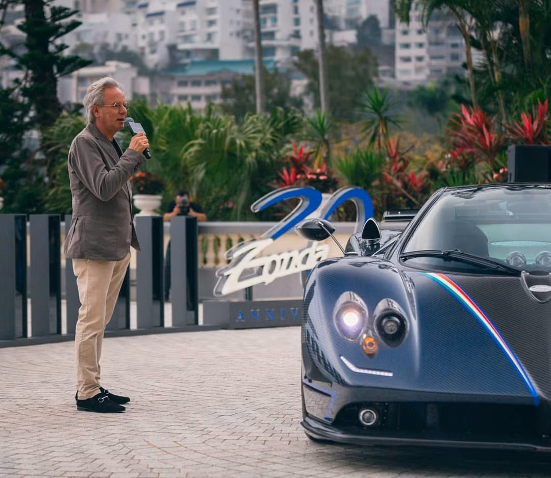 Ngoài ra, số lượng xe Pagani góp mặt còn có 2 chiếc Zonda, 3 chiếc Huyara, trong đó 1 chiếc mang màu sơn xanh lam rất cá tính đi kèm gói độ chính hãng Pacchetto Tempesta hơn 4 tỷ đồng. Tuy nhiên, tâm điểm của mọi sự chú ý lại đến từ cực phẩm Pagani Zonda HP Barchetta chỉ có 3 chiếc sản xuất và giá bán hơn 340 tỷ đồng.