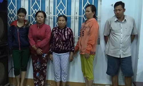 Bat qua tang hang chuc quy ba dang say sua 'sat phat' o Binh Duong