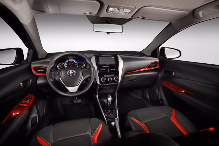 Bộ body kit độ Toyota Vios Sport Package bổ sung thêm rất nhiều điểm nhấn màu đỏ, tăng thêm phần hấp dẫn cho nội thất xe hơi. Cụ thể, chiếc Vios Sport Package sở hữu lớp sơn hoàn thiện màu đỏ bóng trên khu vực điều hòa và tay vịn ở cửa.