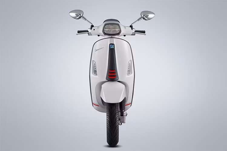 Chiếc xe ga thương hiệu Ý này còn được nâng cấp hệ thống đèn LED cho cả phía trước và sau. Phía trước được trang bị đèn pha LED hình chữ nhật cá tính mạnh mẽ đặc trưng của dòng xe Sprint.