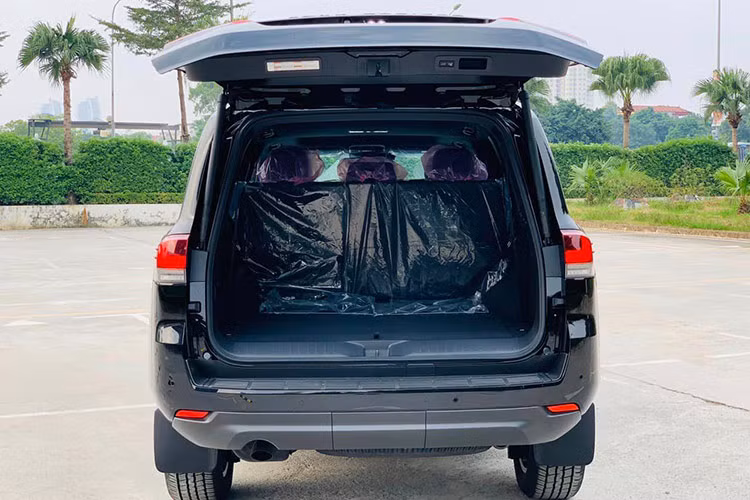 Tình trạng chênh giá Toyota Land Cruiser cũng diễn ra tại các showroom tư nhân chuyên xe nhập khẩu, khách mua phải chuẩn bị khoản tiền từ 5,2-5,4 tỷ đồng, chưa bao gồm phí lăn bánh, tương đương mức chênh 900 triệu - 1,1 tỷ đồng so với giá niêm yết chính hãng. Bù lại, khách hàng sẽ được giao xe ngay sau khi đã thanh toán đủ tiền.