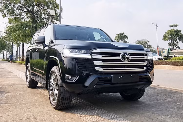 Toyota Land Cruiser kenh 600 trieu, dai ly van doi tien 