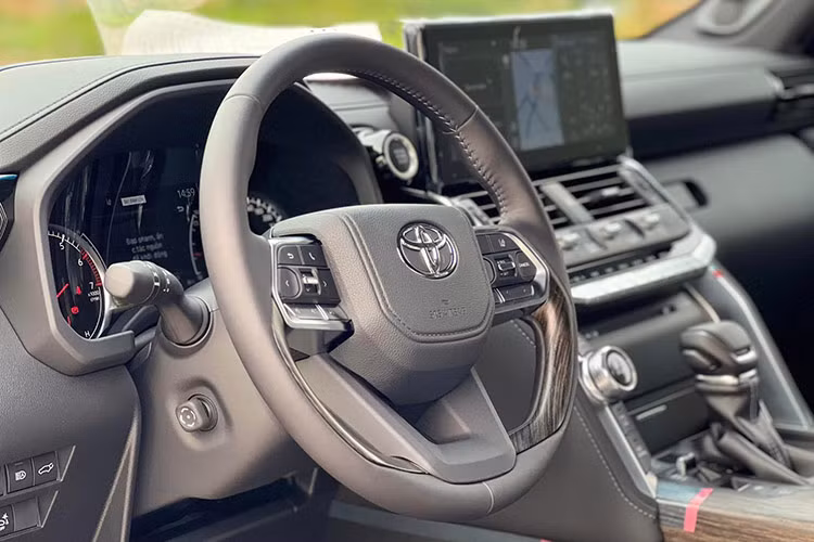 Hiện tại, một số đại lý Toyota chính hãng tại Việt Nam đã nhận đơn trở lại nhưng giá xe sẽ bị chênh khoảng 600 triệu đồng so với giá niêm yết. Do phải chi thêm tiền chênh nên dự tính chi phí lăn bánh tại khu vực TP.HCM sẽ rơi khoảng 5,4 tỷ đồng.