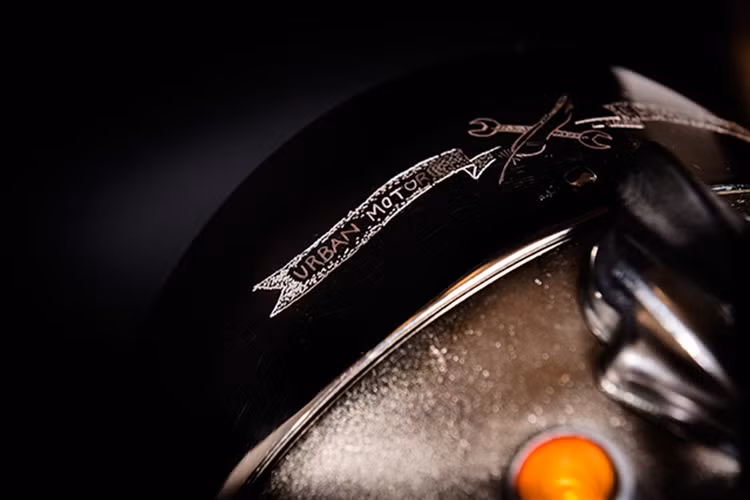 Tên của đối tác cùng El Solitario Motor Co thực hiện trên xe.