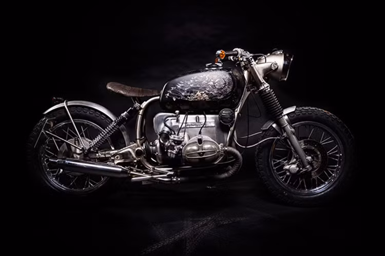 Mặc dù việc độ chiếc xe này có vẻ khá tỉ mỉ, nhưng BMW R80/7 Bobber "Gabriel' chỉ ra đời một cách tình cờ sau một cuộc gặp mặt giữa chủ xưởng độ người Đức và El Solitario Motor Co vì họ cùng nhau muốn tạo ra một sản phẩm khác biệt.