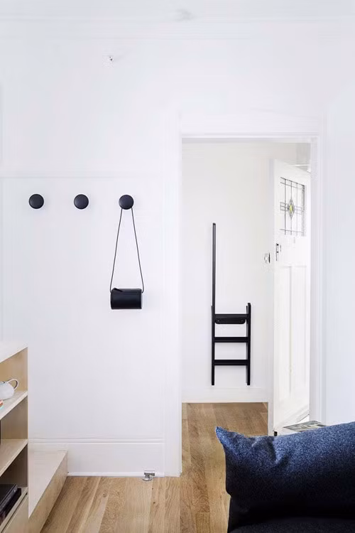 Căn hộ này nằm tại thành phố Sydney với diện tích chỉ 22m2. Để tạo cảm giác thông thoáng, các kiến trúc sư đã sử dụng màu sơn trắng cho toàn bộ tường và phần sàn nhà ốp gỗ màu nâu nhạt.