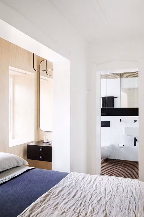 Các kết cấu cột, tường được sơn trắng toàn bộ để giảm cảm giác chiếm diện tích phòng.
