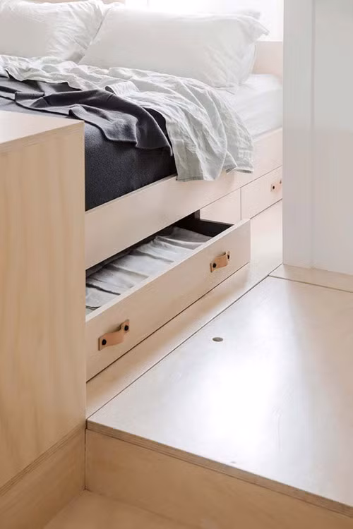 Giường ngủ thiết kế thông minh với các ngăn kéo đựng đồ ở bên dưới có thể dễ dàng kéo ra.