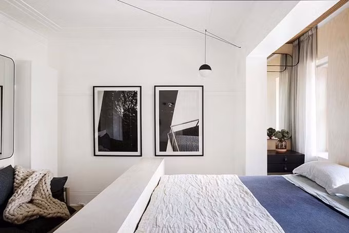 Căn hộ này thiết kế theo phong cách chiết trung, hướng tới những đường nét đơn giản, khối hình học trong bố cục không gian. Phong cách này được thể hiện rõ nét trong từng món đồ nội thất và ở cả bức tránh treo tường.