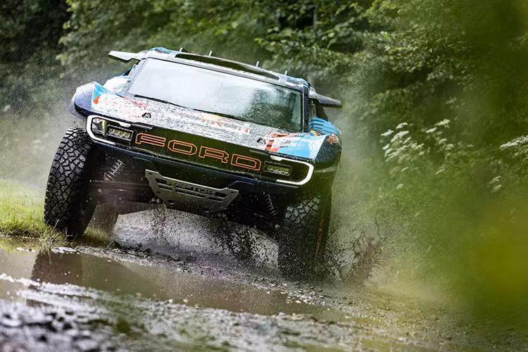 Ford Raptor T1+ địa hình được chế tạo bởi M-Sport (đối tác lâu năm của Ford tại Anh), sử dụng khung thép ống bọc trong lớp vỏ carbon, khoảng sáng gầm lên đến 400 mm và được trang bị động cơ V8 Coyote 5.0L.