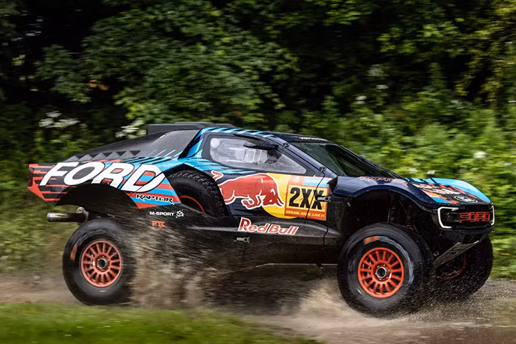 Mẫu xe bán tải Ford Raptor T1+ đã xuất sắc giành vị trí thứ ba ngay trong lần đầu tiên tham dự Dakar Rally, nhưng rất khó để Ford sản xuất một phiên bản hợp pháp cho đường phố dựa trên mẫu xe đua này.