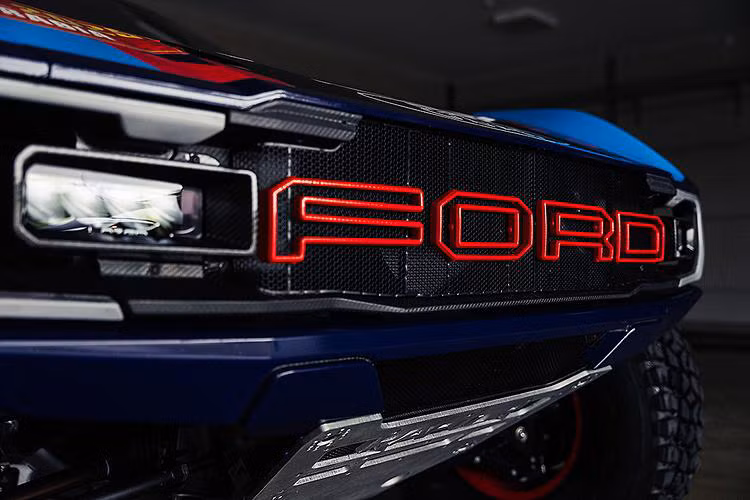 Ford GT từng mang đến trải nghiệm ấn tượng trên đường đua, nhưng tiềm năng của nó lại khó khai thác trên đường phố. Ngược lại, một siêu xe off-road mang thương hiệu Raptor có thể linh hoạt hơn nhiều. 