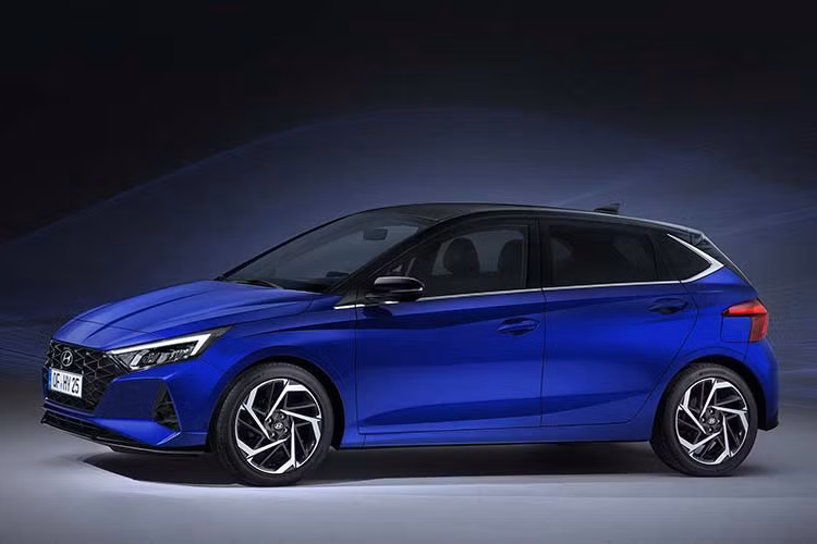 Mẫu i20 N có thể sẽ có các đặc điểm thiết kế tương tự với những hình ảnh nhá hàng chính thức này, bao gồm cản xe góc cạnh với bộ chia ở phía trước và bộ khuếch tán ở phía sau, cánh lướt gió lớn trên mái và la-zăng hợp kim lớn.
