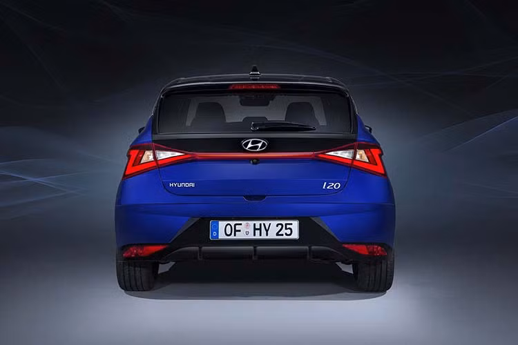Lưới tản nhiệt xếp tầng gợi nhớ tới mẫu Sonata 2020 và đặc biệt là mẫu Grandeur mới, với cách sắp xếp lưới tản nhiệt đan xen với đèn pha. Hệ thống chiếu sáng và các nếp gấp bên cũng là điểm đặc trưng trong ngôn ngữ thiết kế mới nhất của Hyundai.