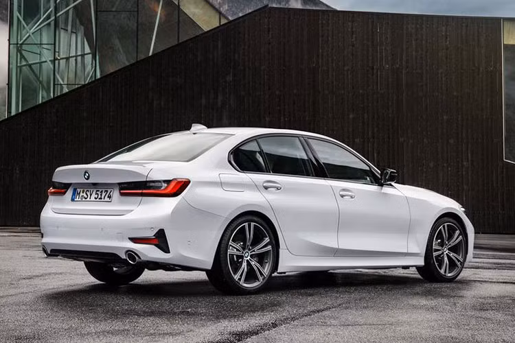 Chiều cao xe không chỉ được nâng lên, khối lượng của 3 Series cũng nhẹ hơn 55 kg. Xe có chiều dài 4.709 mm, chiều rộng 1.827 mm, và chiều cao 1.442 mm, những thông số này lớn hơn so với người tiền nhiệm. Xe sở hữu ngôn ngữ thiết kế “Precision and Poetry” hoàn toàn mới của BMW.