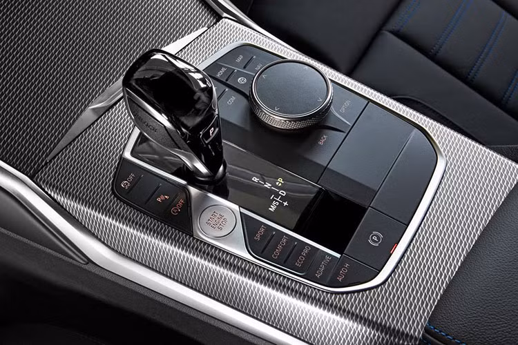 Các trang bị trên xe bao gồm ga tự động thích ứng hoạt động ở tốc độ lên tới 210 km/h, hệ thống hỗ trợ giữ làn đường Lane Keep Assist, hệ thống hỗ trợ kẹt xe Traffic Jam Assist, hệ thống hỗ trợ đỗ xe Parking Assist cho khả năng đỗ xe song song hoặc vuông góc, hệ thống hỗ trợ dừng xe khẩn cấp Emergency Stop Assist giúp xe dừng lại khi có sự cố xảy ra.