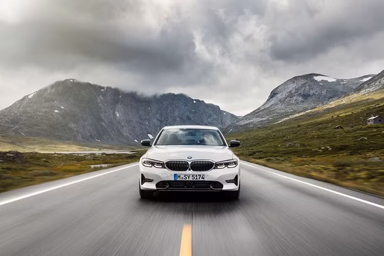 Về giá bán, BMW 330i và 330i xDrive 2019 sẽ có giá bán khởi điểm lần lượt từ 40.200 đến 42.250 USD (940 – 988 triệu đồng). 3-Series 2019 thế hệ hoàn toàn mới (G20) ra đời để cạnh tranh trực tiếp với những đối thủ trong phân khúc sedan hạng sang cỡ nhỏ như: Mercedes-Benz C-Class, Audi A4, Lexus IS hay Jaguar XE.
