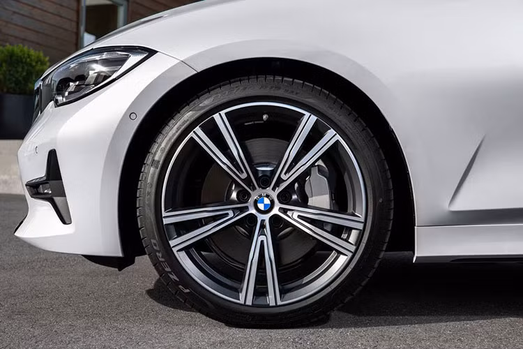 Ở thế hệ 3-Series hoàn toàn mới, BMW áp dụng nền tảng khung gầm CLAR mới (Cluster Architecture) thiên hướng cầu sau hơn (RWD), chính vì thế sẽ có kích thước lớn hơn một chút so với “đàn anh” 3-Series (F30), nhờ đó xe chiều dài cơ sở dài hơn tạo ra nhiều khoảng trống cho ghế ngồi ở phía sau vốn hay bị phàn nàn từ người dùng.