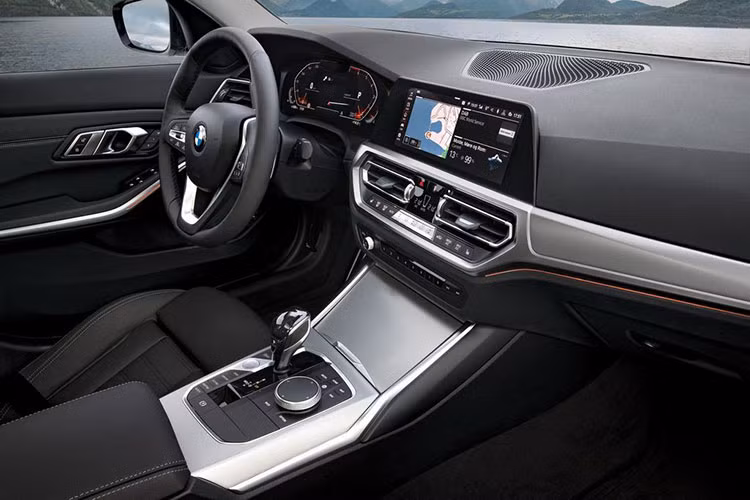 Xe ban đầu được ra mắt với 2 cấu hình 330i và 330i xDrive, cung cấp sức mạnh cho xe là động cơ I4 tăng áp 2.0L, sản sinh công suất 255 mã lực, mô-men xoắn 400 Nm. Sức mạnh được truyền xuống cầu sau hoặc bốn bánh thông qua hộp số tự động 8 cấp. BMW cho biết phiên bản 330i dẫn động cầu sau có khả năng tăng tốc 0-100 km/h trong 5,6 giây, chậm hơn 1/10 giây so với người tiền nhiệm.