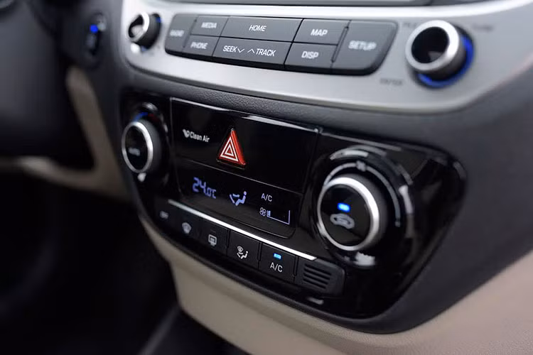 Xe vẫn sở hữu hệ thống dẫn đường của Hyundai phát triển riêng cho thị trường Việt Nam. Bên cạnh khả năng định vị, bản đồ trên xe còn cung cấp các thông tin tiện ích khác như điểm dịch vụ 3S, các công trình công cộng như trạm xăng, điểm dịch vụ,... Vô lăng xe bọc da cao cấp và tích hợp rất nhiều chức năng rảnh tay, điều khiển hành trình...