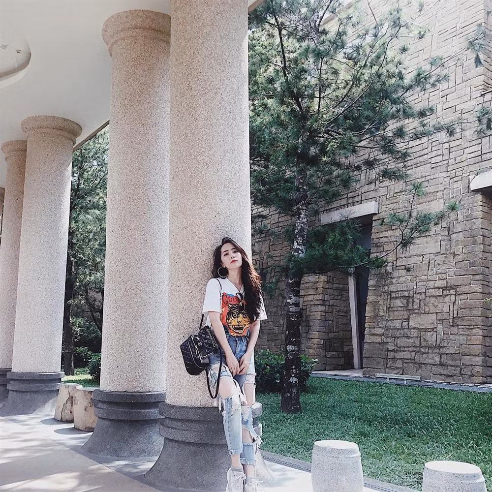 Vợ chồng Thu Trang và Tiến Luật tình tứ bên nhau sau ồn ào cãi vã - Hình 9 Vo chong Thu Trang va Tien Luat tinh tu ben nhau sau on ao cai va-Hinh-9