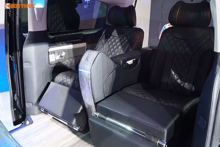 Nội thất phiên bản Premium sở hữu nhiều điểm khác biệt so với phiên bản Luxurry, thiết kế khoang thương gia phía sau vách ngăn với 2 ghế thương gia chỉnh điện 8 hướng tích hợp, tựa chân, tựa tay, bàn làm việc, tính năng massage, thổi gió... Khoang còn được bố trí hệ thống giải trí tách biệt với khoang lái với 6 loa, 1 sub và màn hình giải trí 32 inch tích hợp hệ điều hành Android cùng ổ cứng dung lượng 500GB.