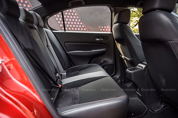 Lần đầu tiên Honda City hoàn toàn mới có bản RS, thể thao và cao cấp hơn. Bản RS có lưới tải nhiệt phía trước đen bóng với logo RS, cản trước thể thao, đèn pha LED với dải đèn LED chiếu sáng ban ngày, đèn sương mù LED, gương chỉnh điện tích hợp xi-nhan, cánh gió sau đen bóng với logo RS, la-zăng thể thao hợp kim 16 inch. Khoang cabin cũng có sự khác biệt với ghế ngồi da lộn kèm đường chỉ đỏ và ngoại thất màu đỏ dành riêng cho bản RS.