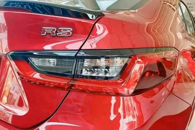 Bước sang thế hệ mới, Honda City đã được thay thế nền tảng khung gầm mới có kích thước (DxRxC) lần lượt: 4.553 x 1.748 x 1.467 mm + chiều dài cơ sở 2.589 mm đi cùng với khoảng sáng gầm 135mm, thấp hơn 15mm so với thế hệ cũ. Dù có chiều dài cơ sở ngắn hơn bản cũ (2.600 mm) nhưng Honda City 2020 vẫn nhỉnh hơn so với nhiều đối thủ trong phân khúc sedan hạng B.