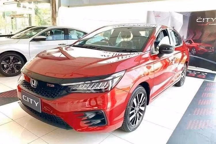 Sau khi mẫu SUV CR-V mới được ra mắt cuối tháng 7 vừa qua, Honda City 2021 mới hiện được xem là cái tên được nhiều tín đồ của hãng xe Nhật Bản chờ đợi. Mẫu xe này ra mắt thị trường toàn cầu lần đầu tiên tại Thái Lan hồi đầu năm nay với rất nhiều cải tiến hấp dẫn.