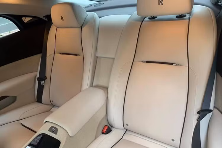 Dưới nắp ca-pô, Rolls-Royce Wraith được trang bị động cơ W12 tăng áp kép, dung tích 6.6L, công suất 624 mã lực, mô-men xoắn 800Nm. Đi kèm với hộp số tự động ZF 8 cấp, xe có thể tăng tốc từ 0-100km/h trong vòng 4,4 giây, trước khi đạt tốc độ tối đa giới hạn ở 250 km/h.