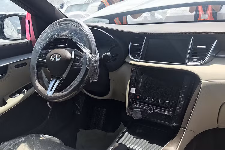Nếu như trước đây, Infiniti luôn bảo thủ trong thiết kế nội thất, thì QX50 hiện diện cho sự đổi mới. Những đường cắt thẳng đã được sử dụng và kết hợp linh hoạt với những đường cong. Cùng với đó là cách sử dụng những mảng da với màu sắc tương phản nhìn cao cấp hơn. Không gian nội thất đã trở nên tính tế và bớt đơn điệu hơn rất nhiều so với trước.