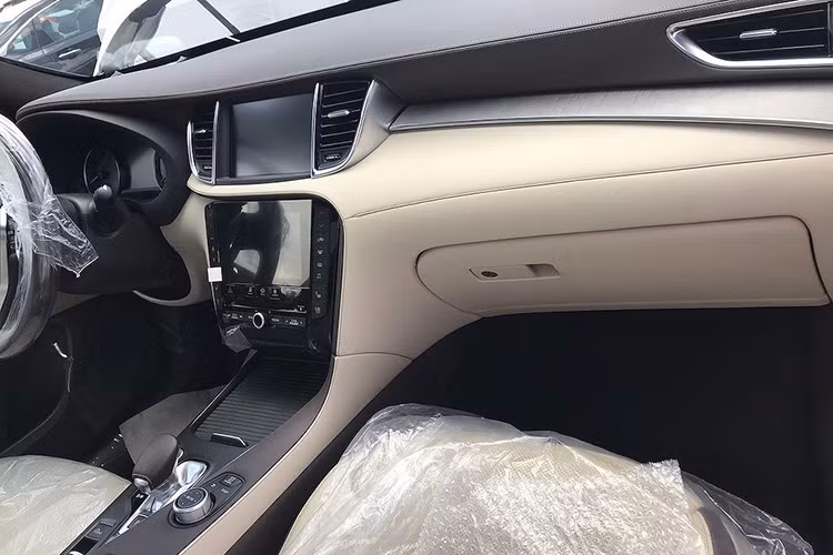 Xe được trang bị hệ thống giải trí InTouch, bao gồm một màn hình 8 inch phía trên và một màn hình 7 inch phía dưới, với chức năng điều chỉnh các chế độ điều hòa và giải trí. Khoang hành lý với thể tích lên tới 1.823 lít khi hàng ghế sau được gập lại.