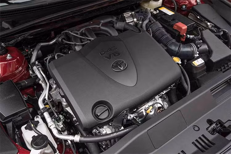 Cung cấp sức mạnh cho Avalon 2019 là 2 phiên bản động cơ nạp khí tự nhiên: 3.5l V6 kèm hộp số tự động 8 cấp hoặc 2.5l 4 xi-lanh hybrid, kết hợp với mô-tơ điện 650V và hộp số tự động vô cấp. Hiện Toyota chưa công bố hiệu năng của các phiên bản hệ động lực này, nhưng có vẻ như chúng được chia sẻ với chiếc Camry thế hệ mới. 