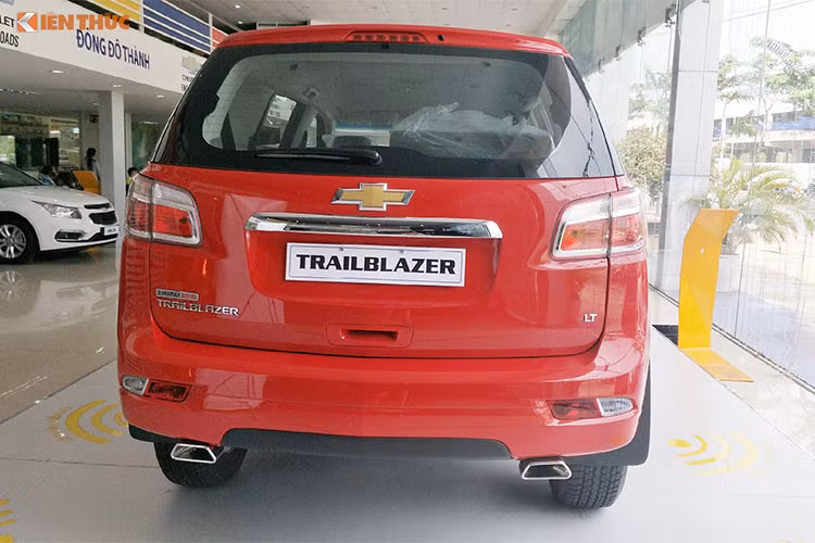Chevrolet Trailblazer 2.5L 4×4 AT LTZ phiên bản mới tại Việt Nam sẽ dùng máy 2,5 lít DOHC, công suất 180 mã lực và mô-men xoắn 440 Nm, kết hợp số tự động 6 cấp. So với máy 2,8 lít cũ, động cơ này yếu hơn 17 mã lực và 60 Nm mô-men xoắn. Hộp số vẫn giữ nguyên. Phiên bản 2.5L 4×4 AT LTZ sử dụng hệ dẫn động 2 cầu.