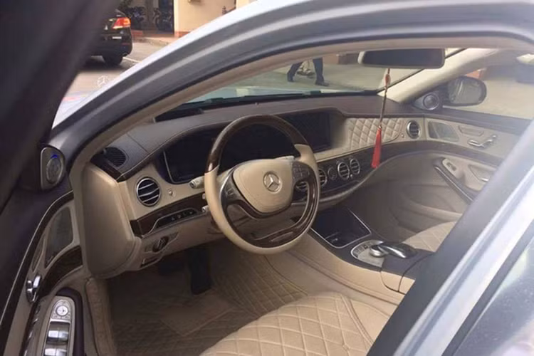 Đối lập với ngoại thất màu bạc, chiếc siêu xe hạng sang Mercedes-Maybach S600 xuất hiện tại Thái Nguyên có nội thất màu kem cùng nhiều chi tiết phối màu đen, trắng. Bên cạnh đó một số chi tiết bên trong của chiếc xe này một số chi tiết còn được ốp gỗ quý và mạ bạc cao cấp.