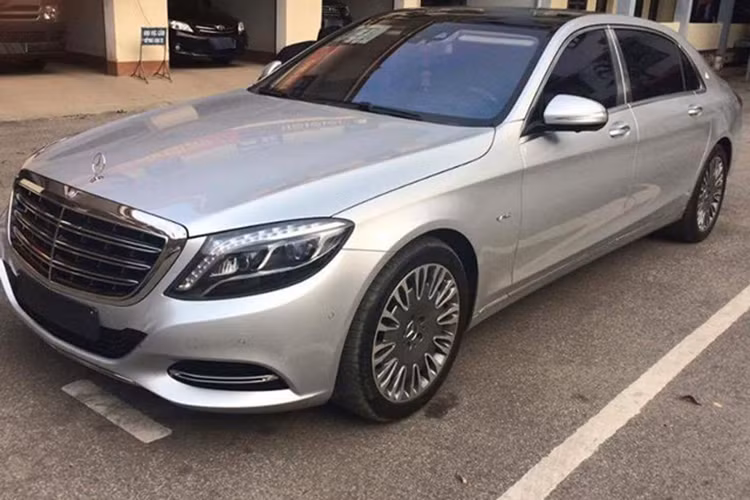 Mới đây trên mạng xã hội lan truyền hình ảnh chiếc Mercedes-Maybach S600 màu bạc có giá chính hãng 14,2 tỷ đồng, đây được cho là chiếc xe thuộc sở hữu của một đại gia Thái Nguyên. Điều đáng nói, đây là chiếc Maybach S600 có ngoại thất khá hiếm hoi tại Việt Nam.