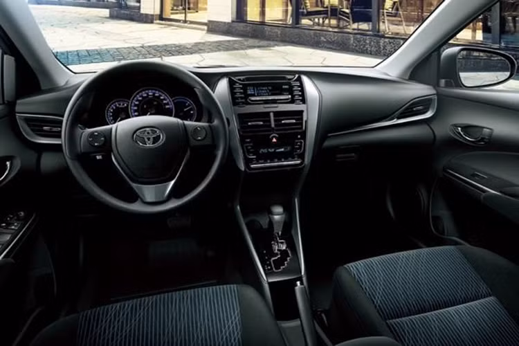 Bên trong, Toyota Vios 2020 được dự đoán sẽ có một số thay đổi về trang bị như hệ thống thông tin giải trí. Hiện Toyota Wigo rẻ hơn đã có màn hình trung tâm hỗ trợ Android Auto/Apple CarPlay. Do đó, Toyota Vios 2020 tại thị trường Philippines chắc hẳn sẽ được trang bị tốt hơn thế.